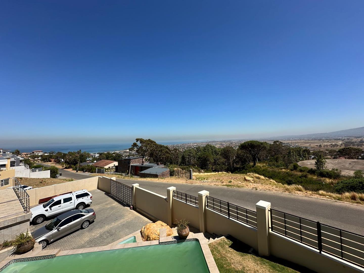 5 Bedroom Property for Sale in Mountainside Western Cape